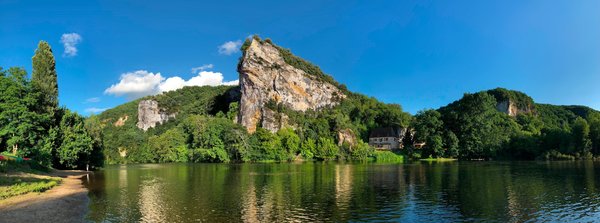 Peut-on trouver une location de vacances en Dordogne avec des cours de cuisine et des visites de grottes?
